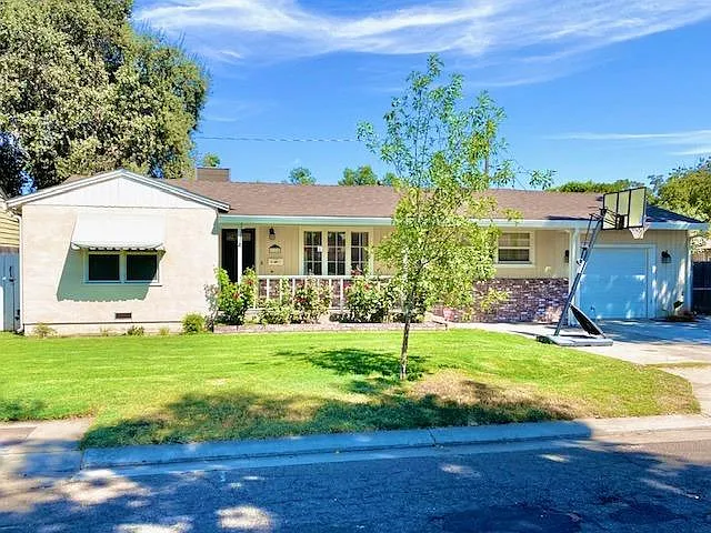 118 Village Rd photo 1