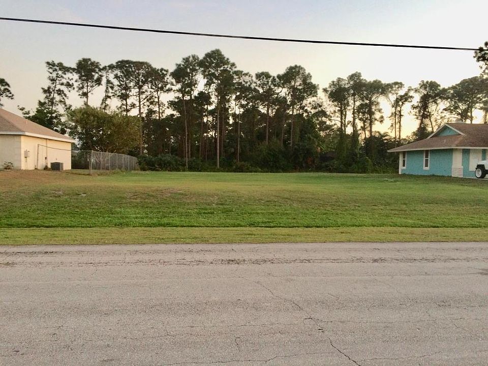 1st image of 810 SE Walters Ter