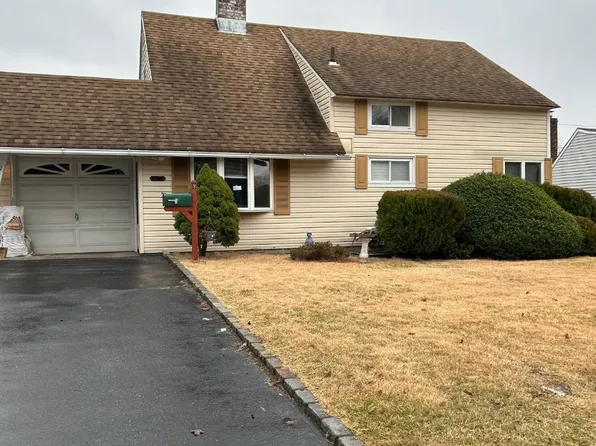 9 Arcadia Ln, Hicksville, NY 11801