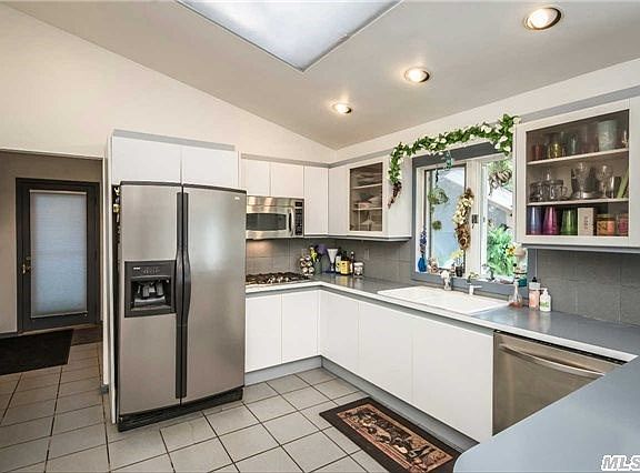 4th image of 6 Tuxedo Dr