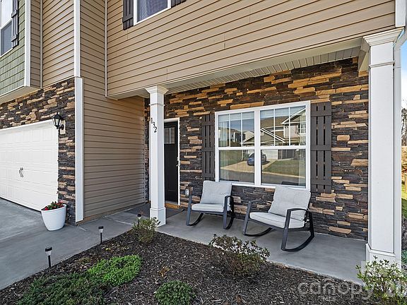 3rd image of 132 Ridgeview Ln