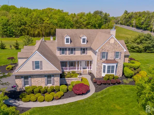 2 Linwood Dr, Monroe Township, NJ 08831
