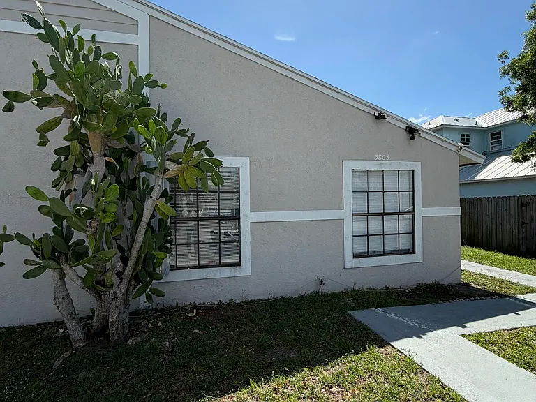 5803 SE Collins Ave — Photo 1