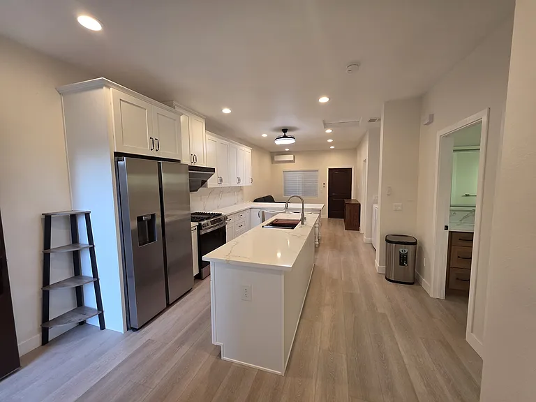 552 W Howard St — Photo 15