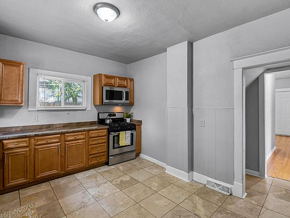 4th image of 15 S Newton St #3