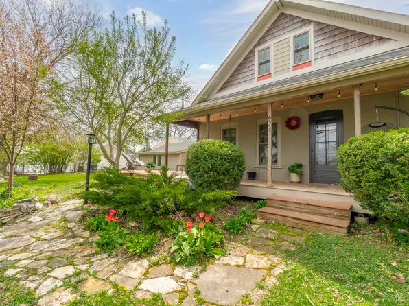 624 W 9th St, Cedar Falls, IA 50613