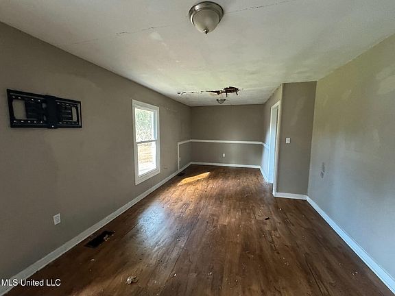 4th image of 2750 Pinedale St