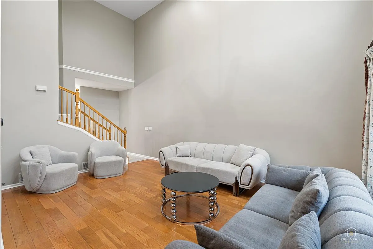 3 bed, 2150 sqft, $4,200 — Photo 3