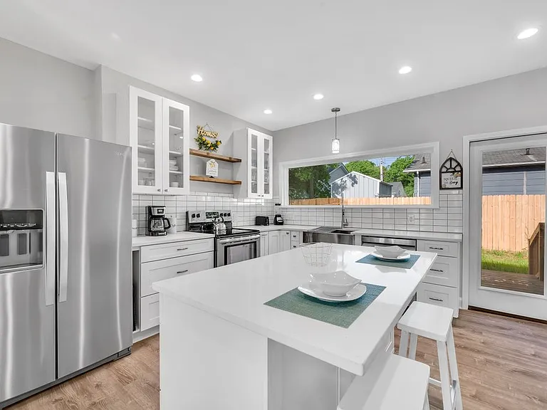 103 Dix St — Photo 2