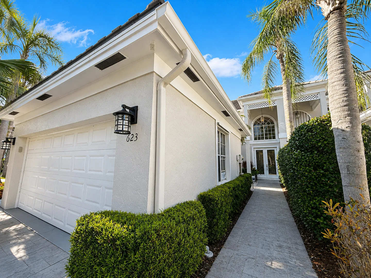 Jupiter's coastal lifestyle in this beautifully renovated 3-bedroom, 2.5-bath Townhouse in Jupite... — Photo 2