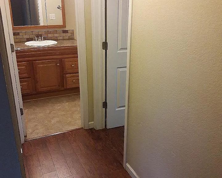 Cottonwood Manor Apartments - Albany OR - Bedroom and Bath