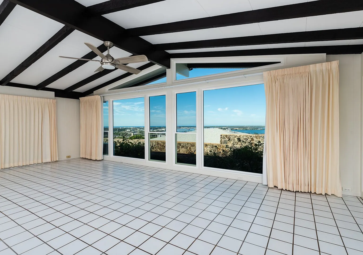 Spacious 3 bed/2 bath Single Level Family Home in Aiea Heights — Photo 2