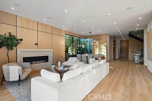 14758 Morrison St — Photo 37