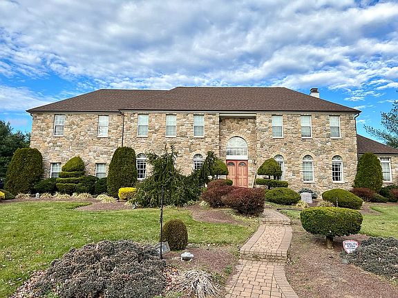 3rd image of 34 Loretta Cir