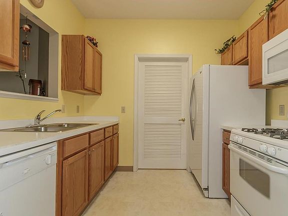 2nd image of 9665 Sylvan Ln Unit 9665