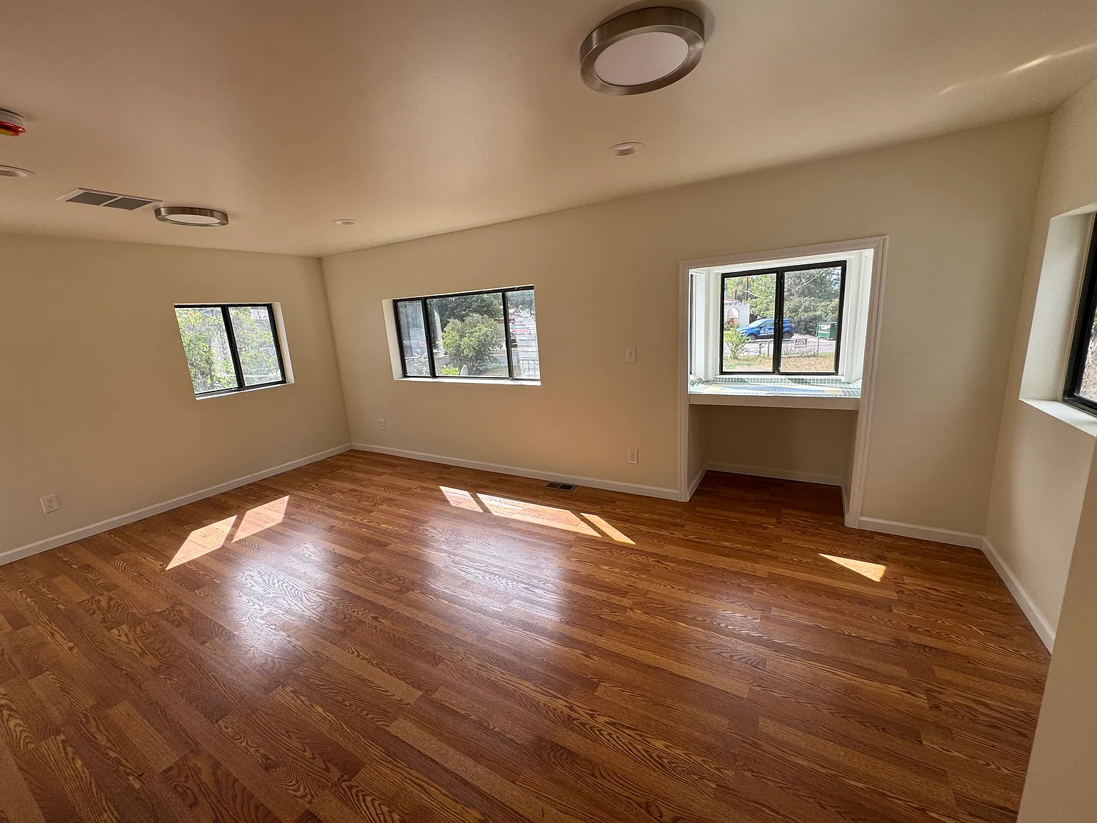 2500 Hoyt St — Photo 3