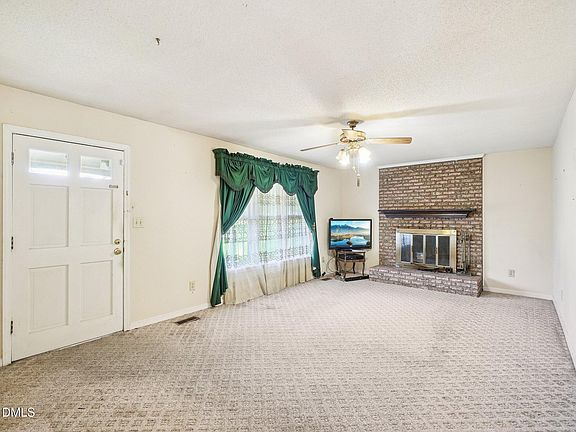 4th image of 402 Birch St