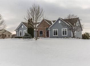 311 Blue Water Ct, Dousman, WI 53118