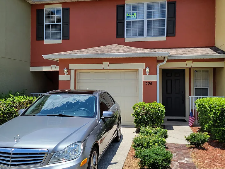 696 Cresting Oak Cir. 1,388sqf.