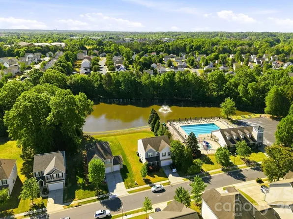 14227 Lake Crossing Dr, Charlotte, NC 28278