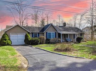 22 Featherbed Ln, Oakdale, NY 11769