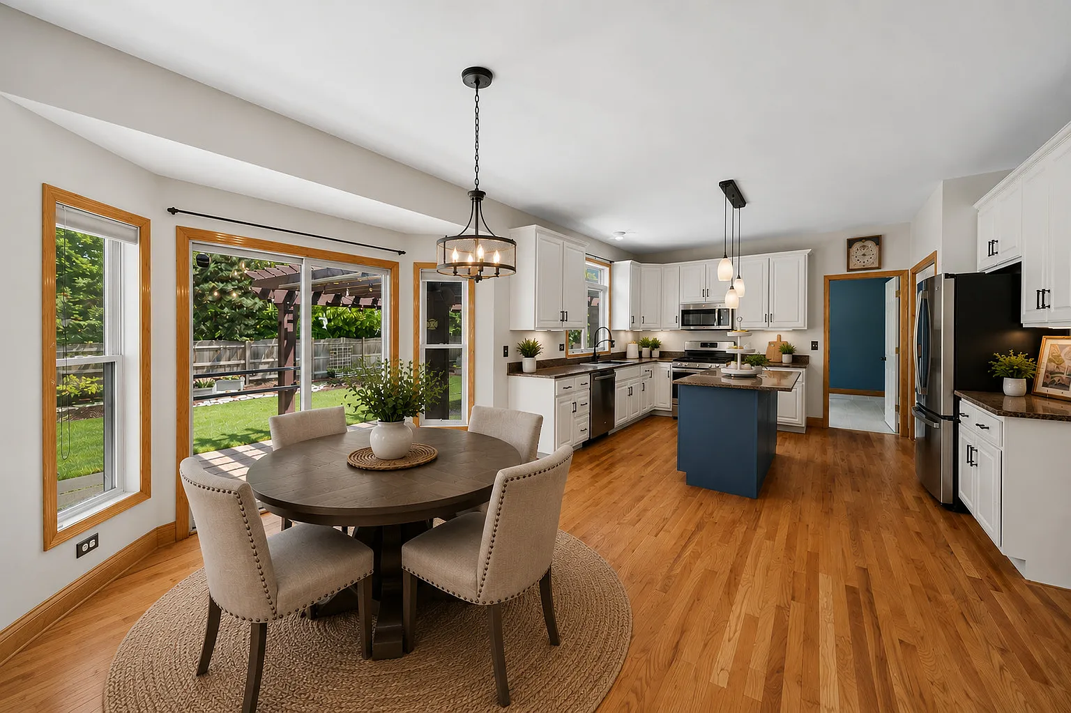 5 bed, 3.5 bath, 3286 sqft, $4,200 — Photo 2