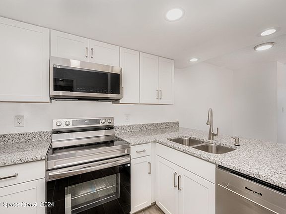 4th image of 2959 Sir Hamilton Cir #6