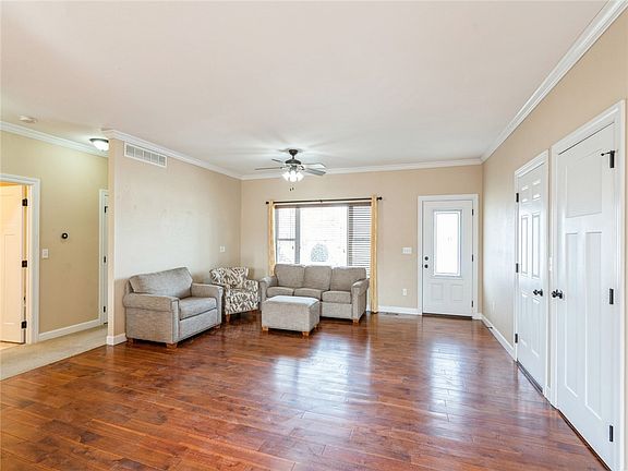 5th image of 502 W Meadow Dr