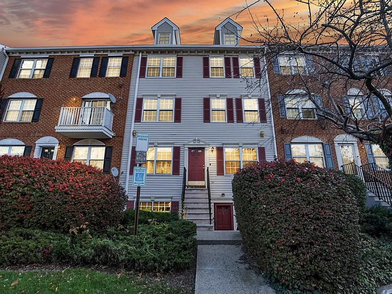 100 Callahan Ct — Photo 1