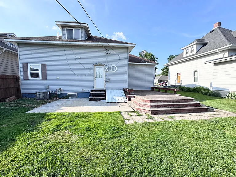 406 E Main St — Photo 4