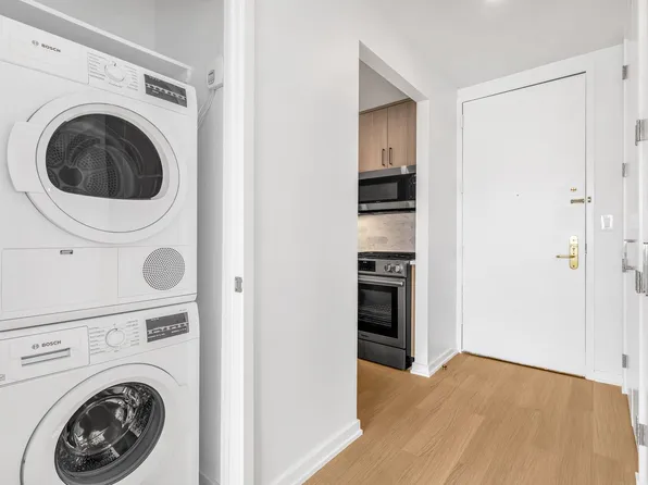 200 West 60th Street image 7 of 39