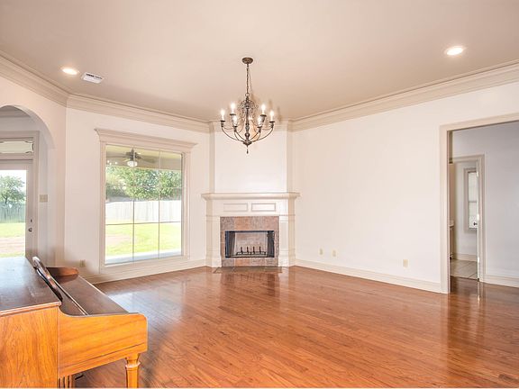 4th image of 205 Gaslight Ln