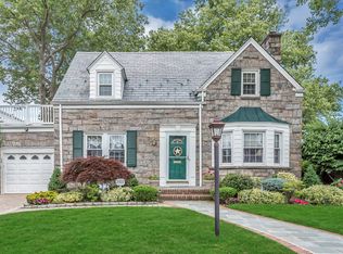 2307 Croydon Dr, Baldwin, NY 11510