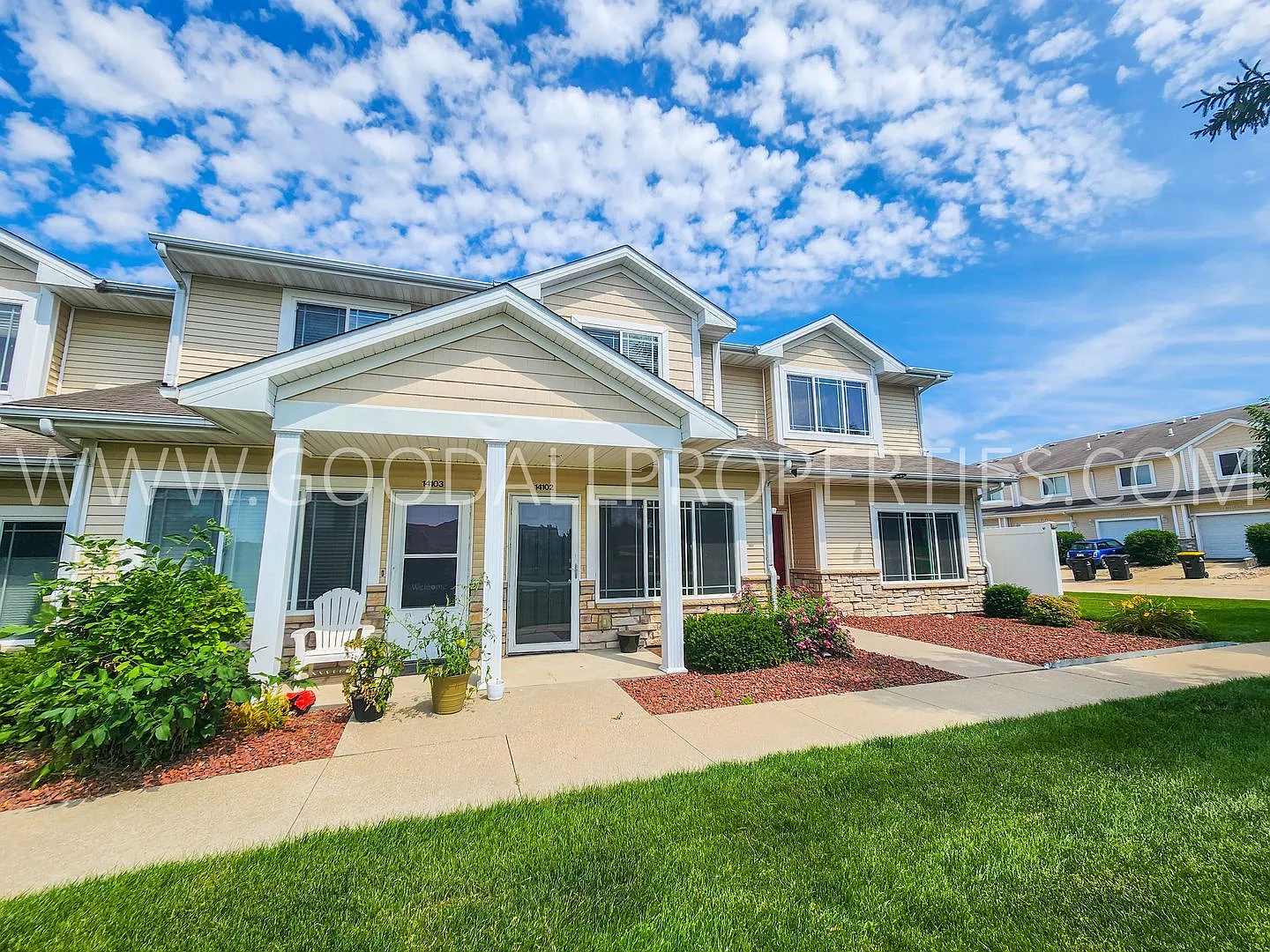 Beautiful 2 Bed, 2.5 Bath Townhome with Attached Garage in West Des Moines — Photo 1