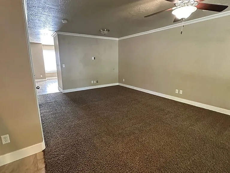 1003 N Independence Ave — Photo 24