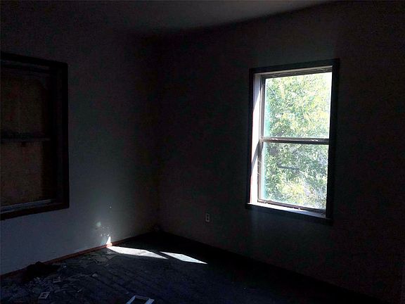 5th image of 1009 E Davis Ave