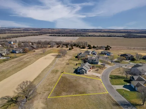 624 Quail Nest Rd, Winfield, KS 67156