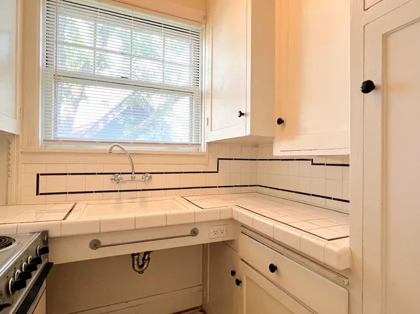 633 - Northrup Apartments, 2445 NW Northrup St APT 203, Portland, OR 97210
