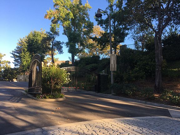4th image of 6871 Oriole Ave