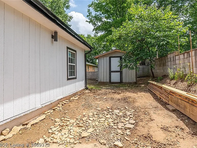 602 Cartwright St — Photo 3
