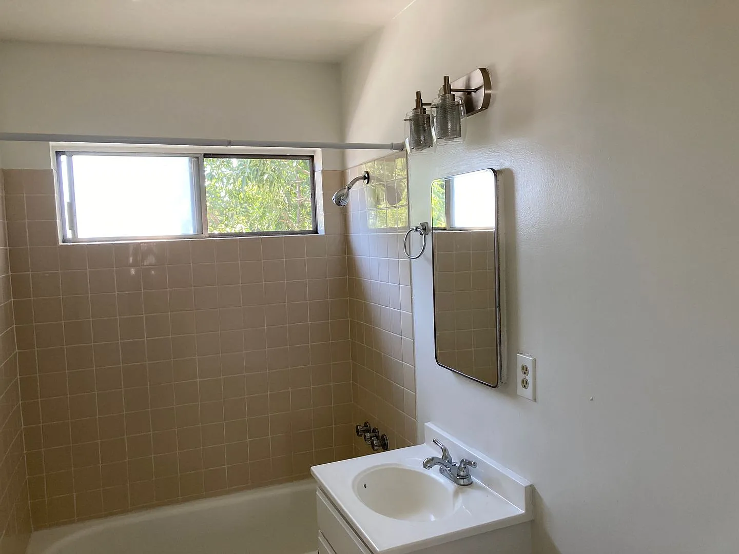 APT LANKERSHIM (RSO) — Photo 2