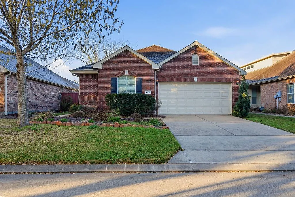 3 bed, 2.0 bath, 2115 sqft, $3,000 — Photo 2