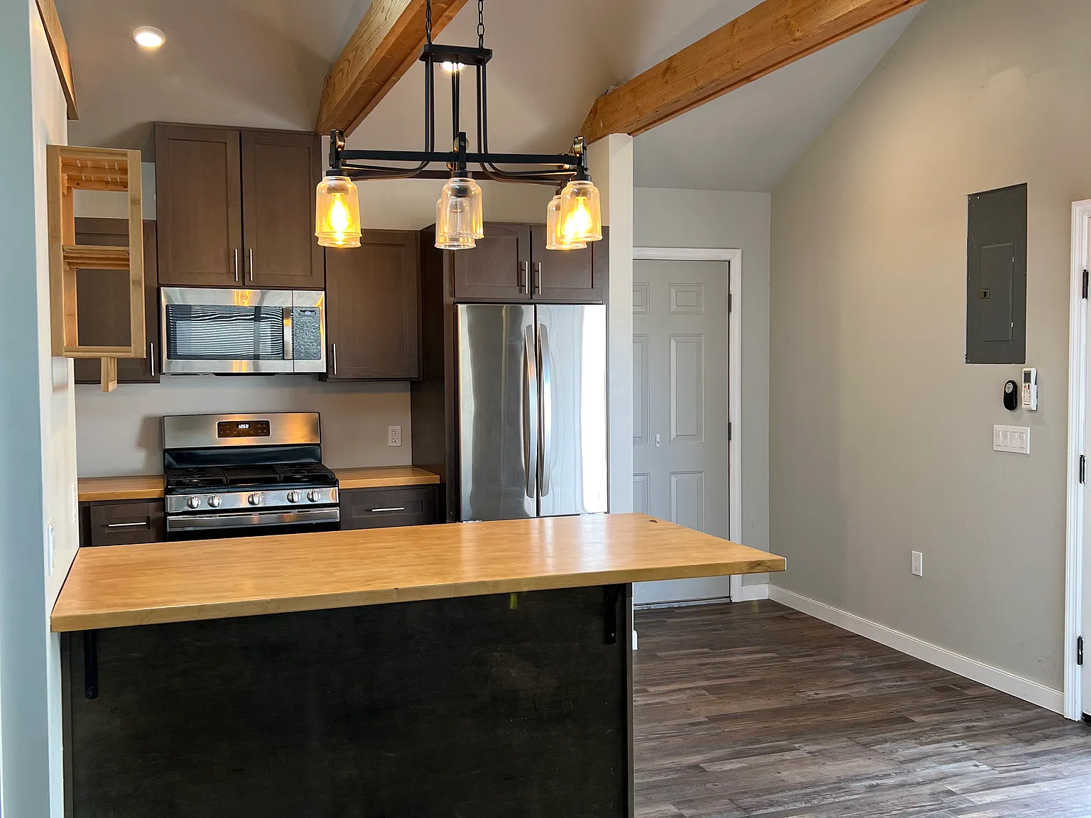 329 Shaw St — Photo 2