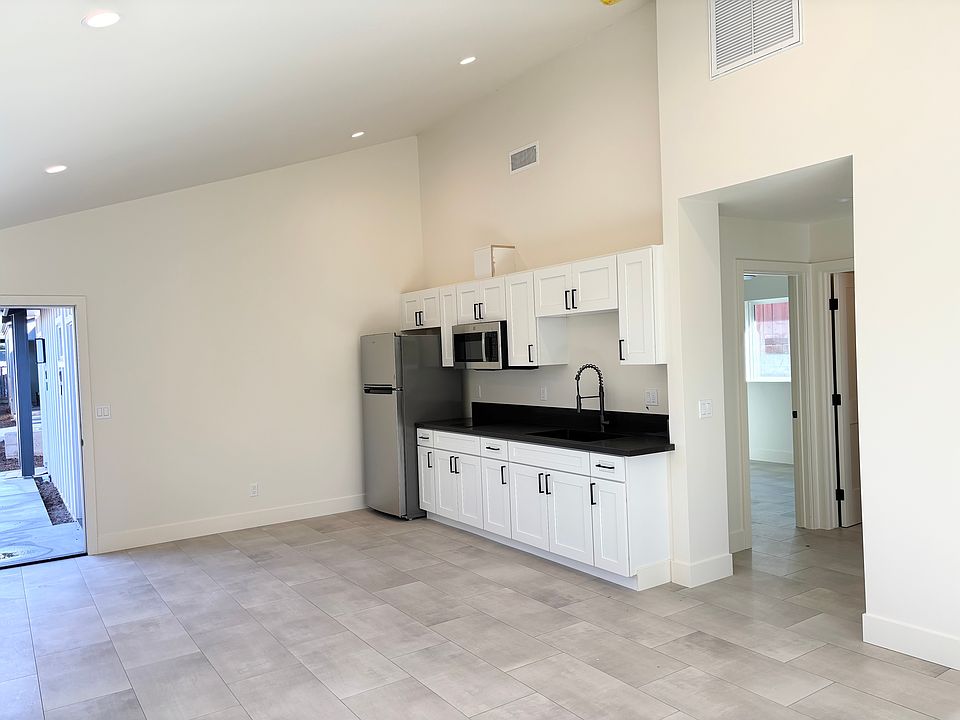 2nd image of 937 Regal Rd #2