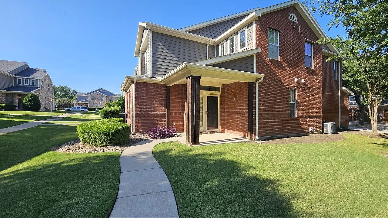 3 bed, 2.5 bath, 1644 sqft, $1,980 — Photo 1