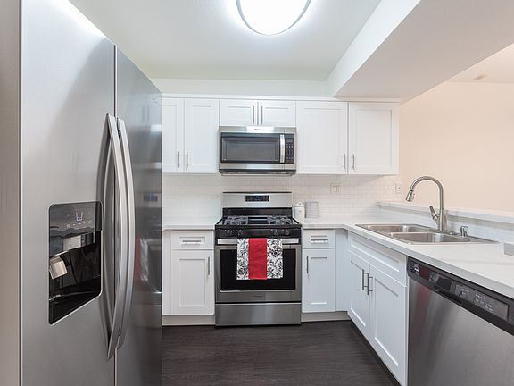 Quartz Countertop, Stainless Appliances