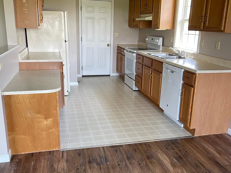 2302 N Prairie St — Photo 4