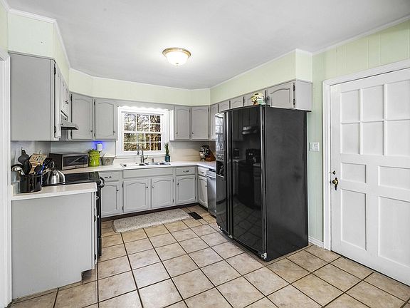 2nd image of 3352 NE Kenilworth Ln