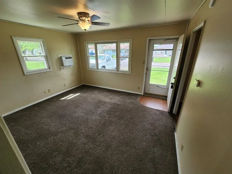1088 Eastview Dr — Photo 2
