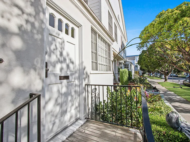 1201 Washington Ave - architectural building North of Wilshire in Santa Monica! — Photo 18